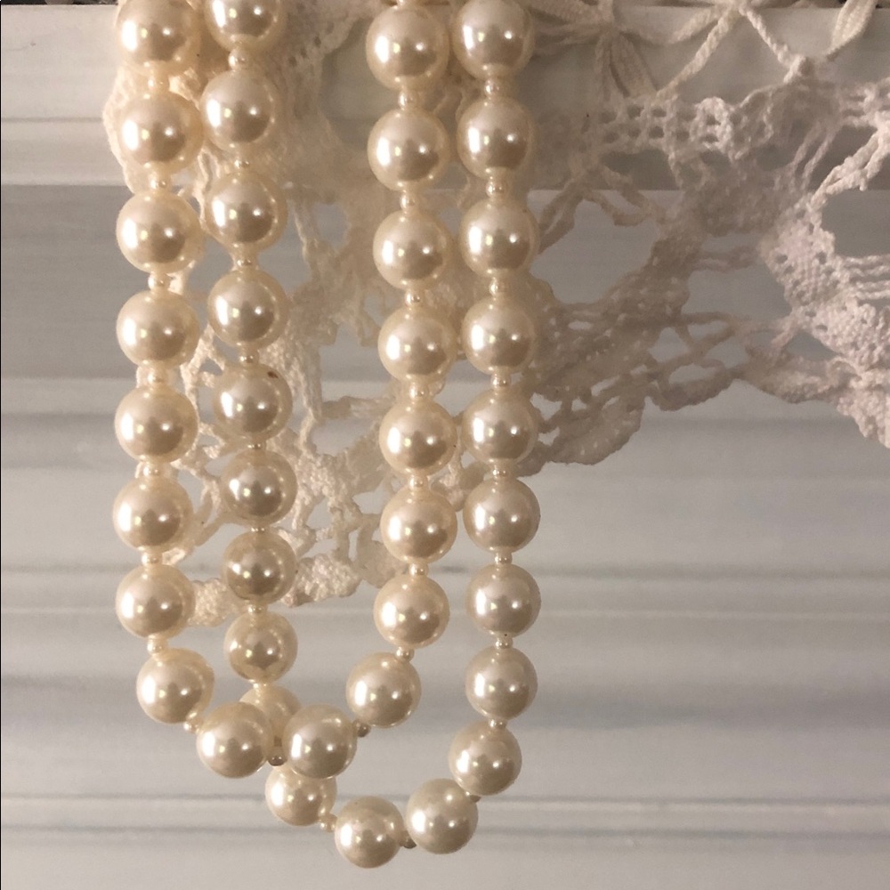 Elegant Lustrous Cream Pearl Double Strand Necklace with Extender